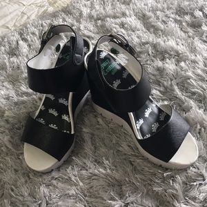 Size 6 Juicy Couture wedge sandals